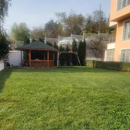 Saint Nicholas Lovely 2 Bedroom With Sunny Garden Apartment