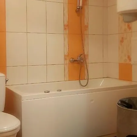 Saint Nicholas Lovely 2 Bedroom With Sunny Garden Apartment *