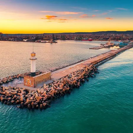 Saint Nicholas Lovely 2 Bedroom With Sunny Garden アパート ヴァルナ